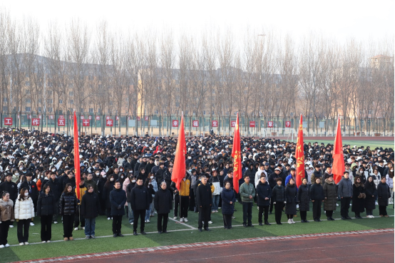 我校举行“赓续雷锋精神 奋斗成就梦想”2024年春季学期“开学第一课”主题升国旗仪式